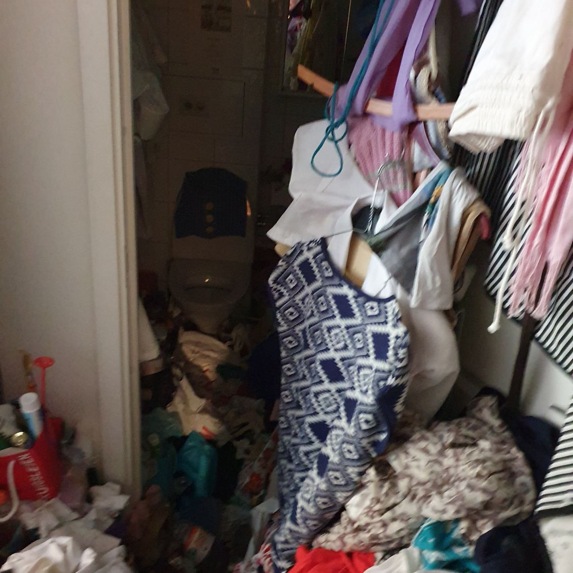 misärsanering gjort i ett rörigt rum med mycket saker